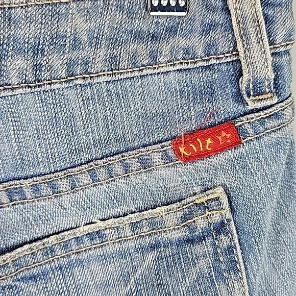 Tilt Low Rise Frayed Cuff Hem Jean Shorts Size: 7 - Picture 5 of 7